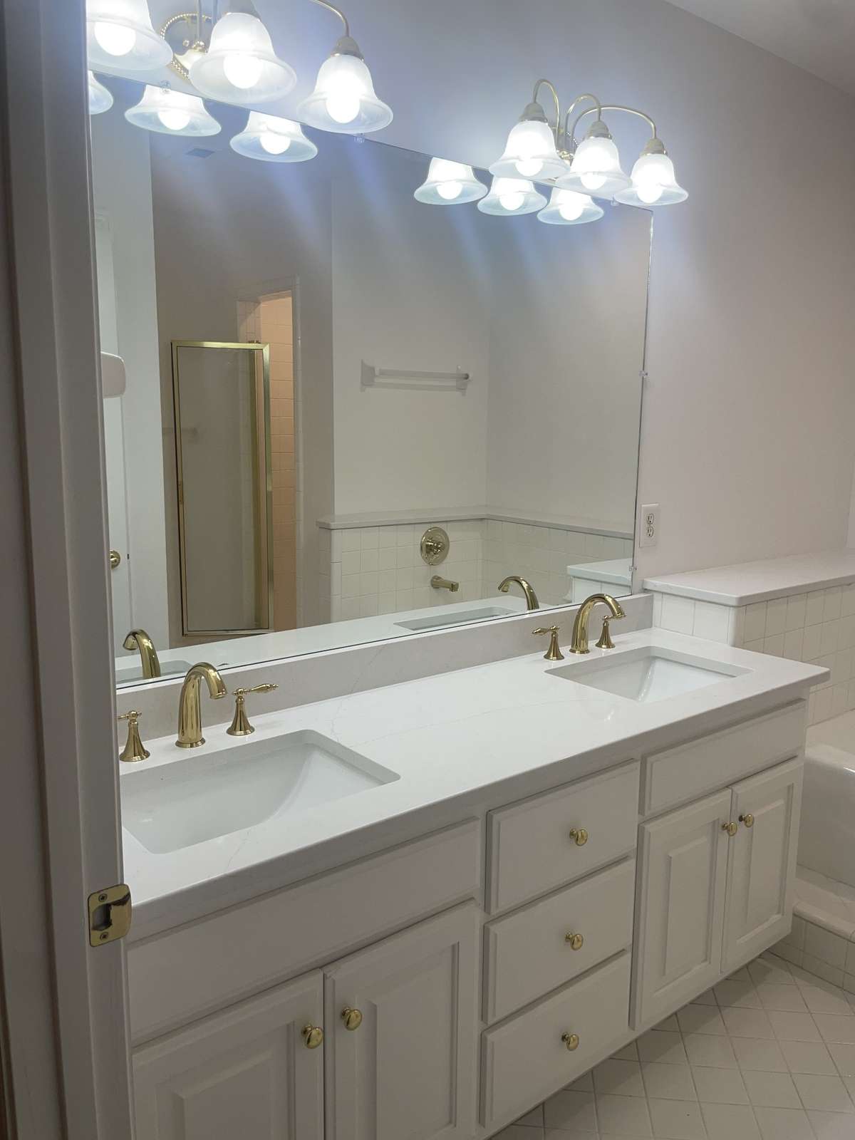 Primary Bedroom en suite bath