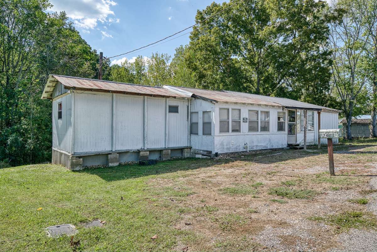 Mobile home with covered inclosed porch