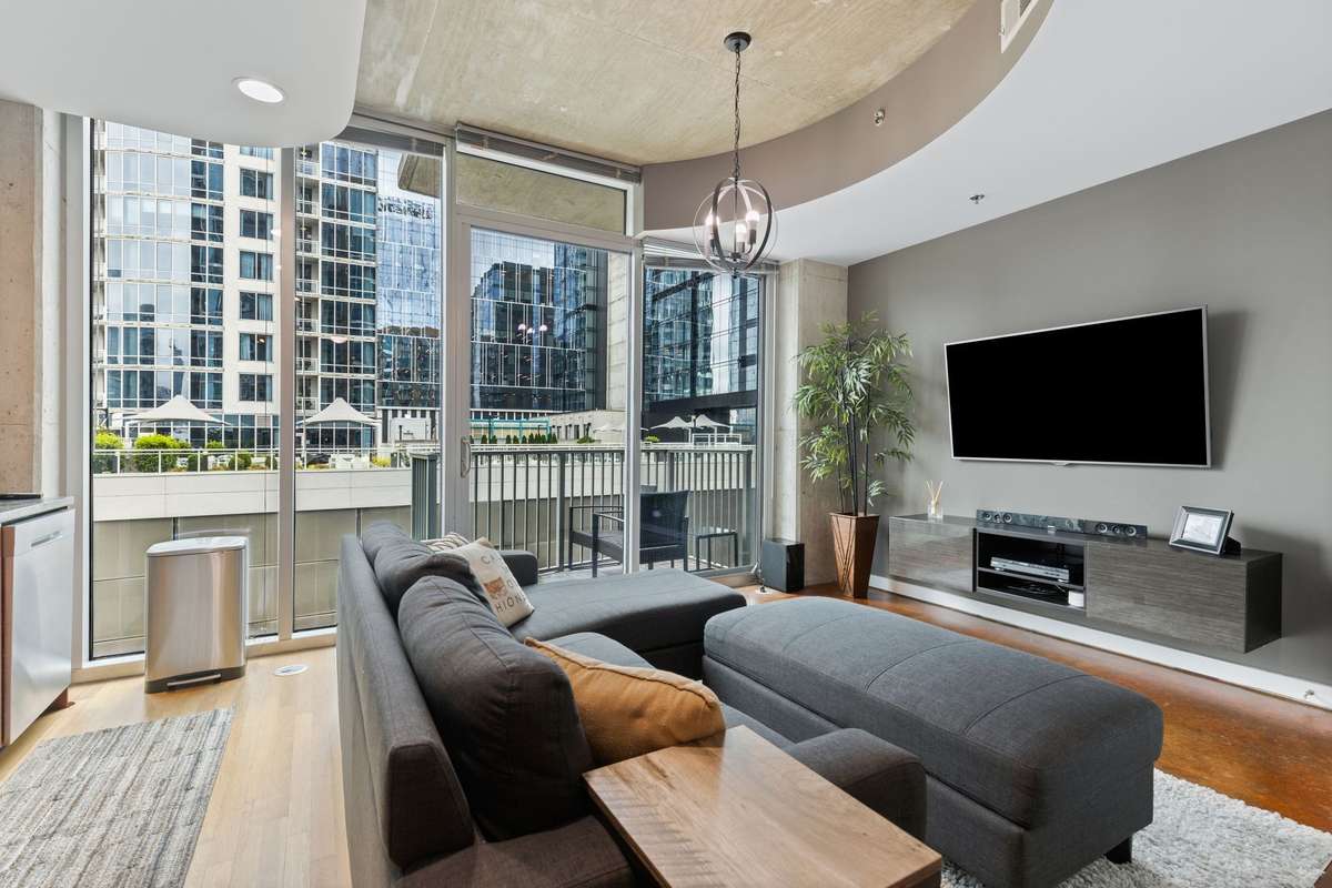 This unit includes ALL furnishings.  Close and move right in!!