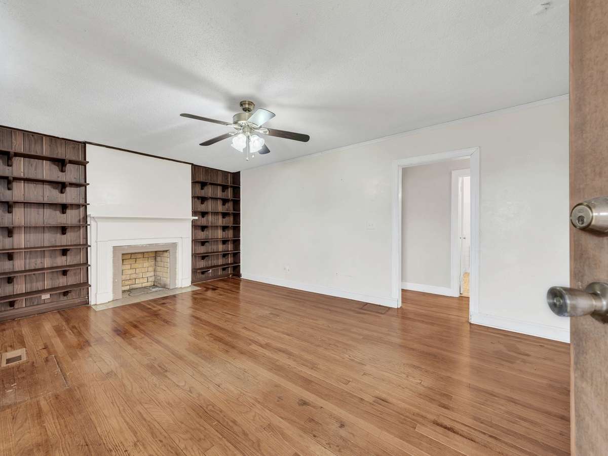 Living room w/ built in bookshelves