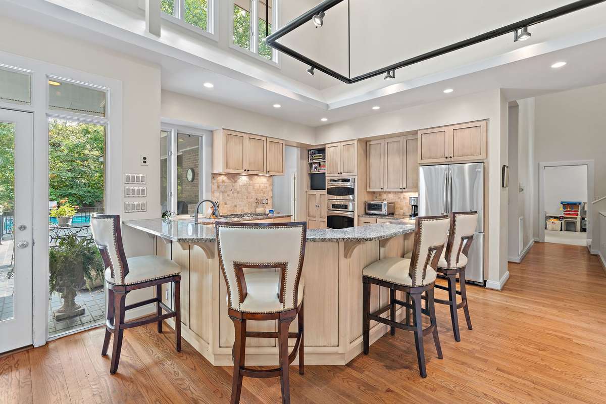 wrap-around kitchen seating