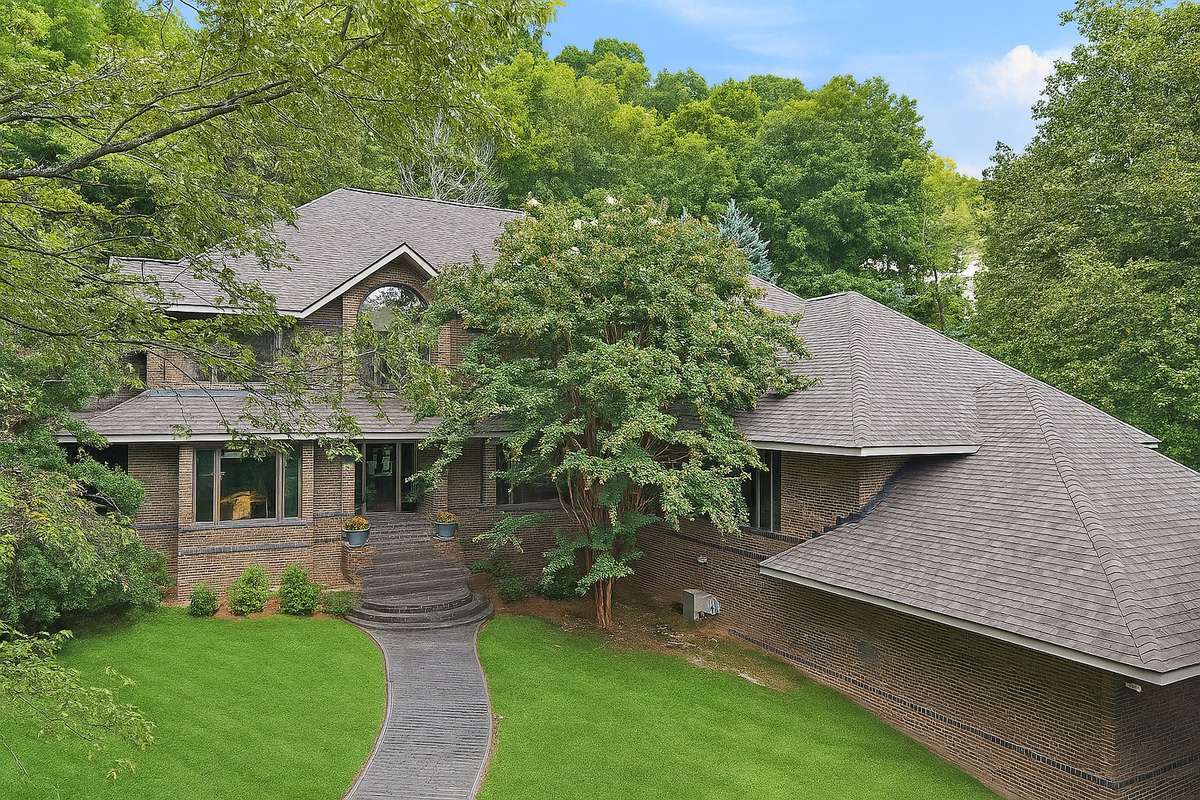 Welcome to 5543 Stanford Dr!