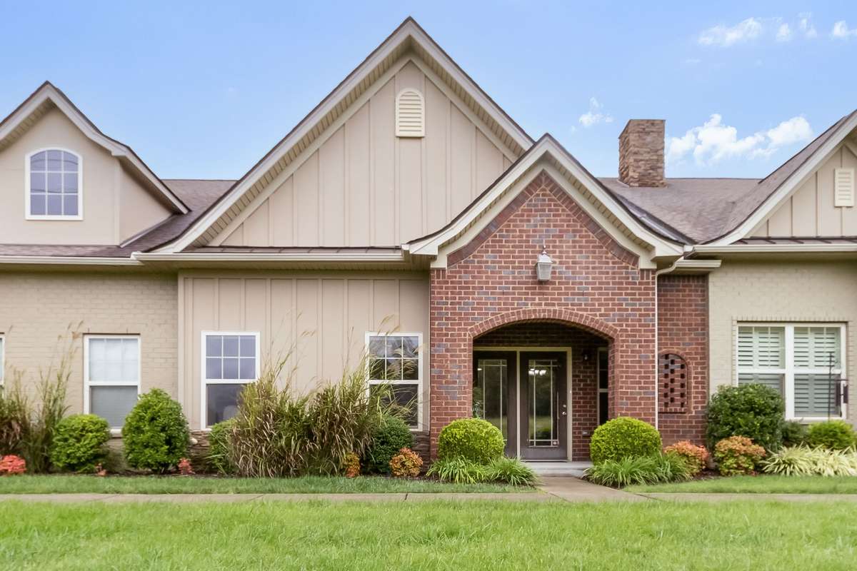 Charming Curb appeal that is Impeccably maintained.. Ultra convenient location, This community provides the ideal peaceful setting... Yet is within minutes to shopping and eateries!