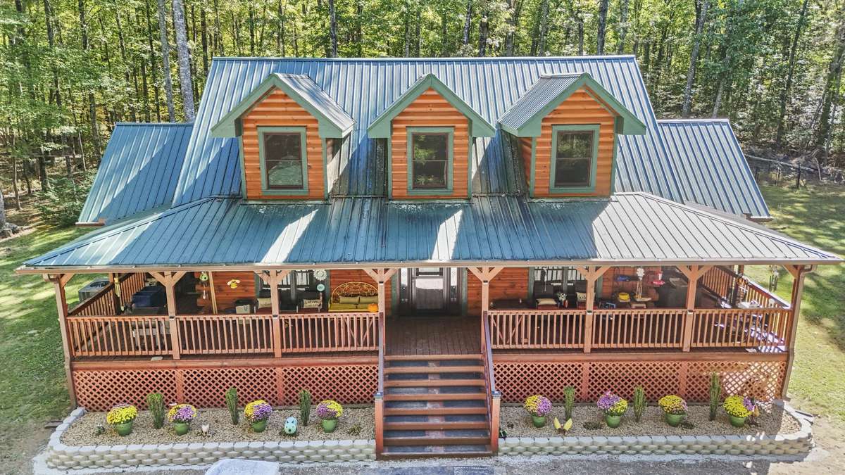 Experience the ultimate Cumberland Plateau retreat at Ravens Den Manor. This Sewanee, TN log home near the University of the South offers privacy, wooded acreage, and mountain luxury. 