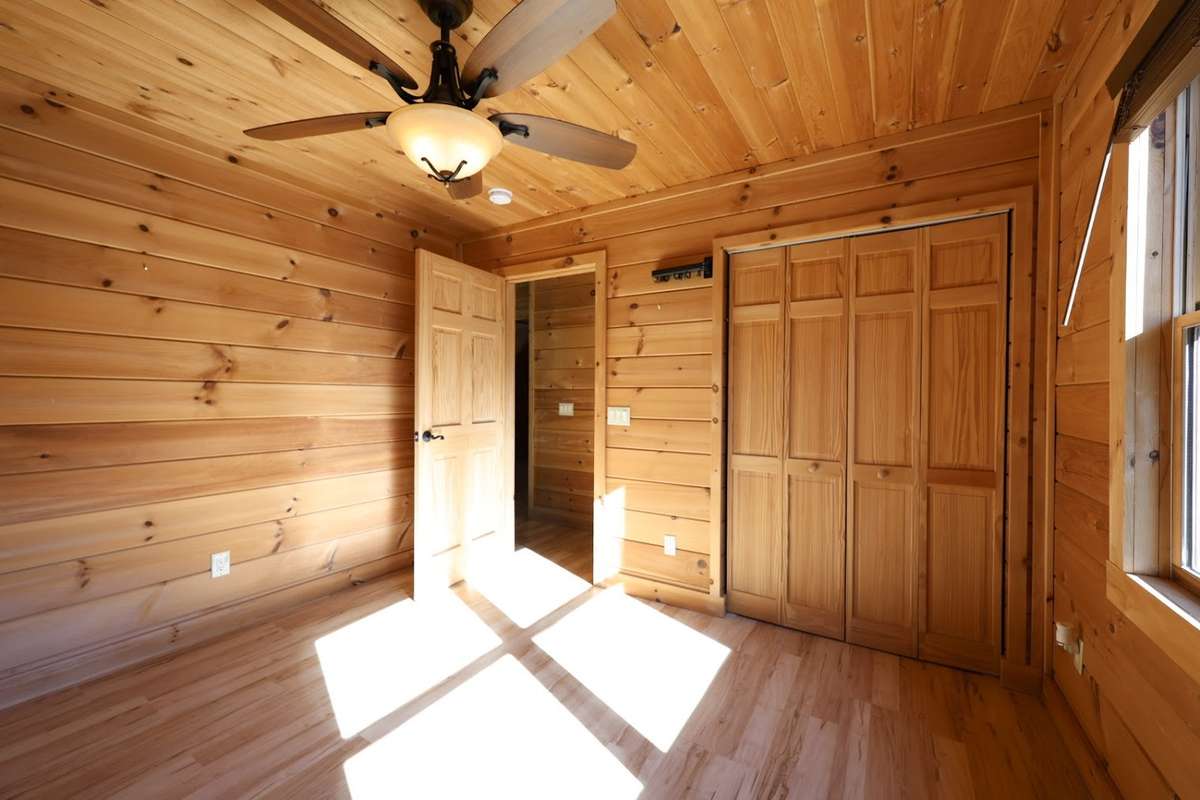 Middle bedroom