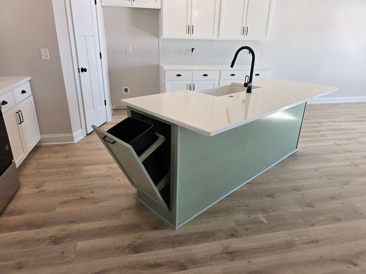 Built in removeable trash can.