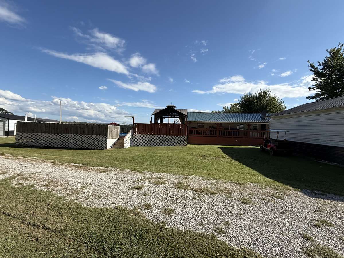 Center backyard offers some privacy