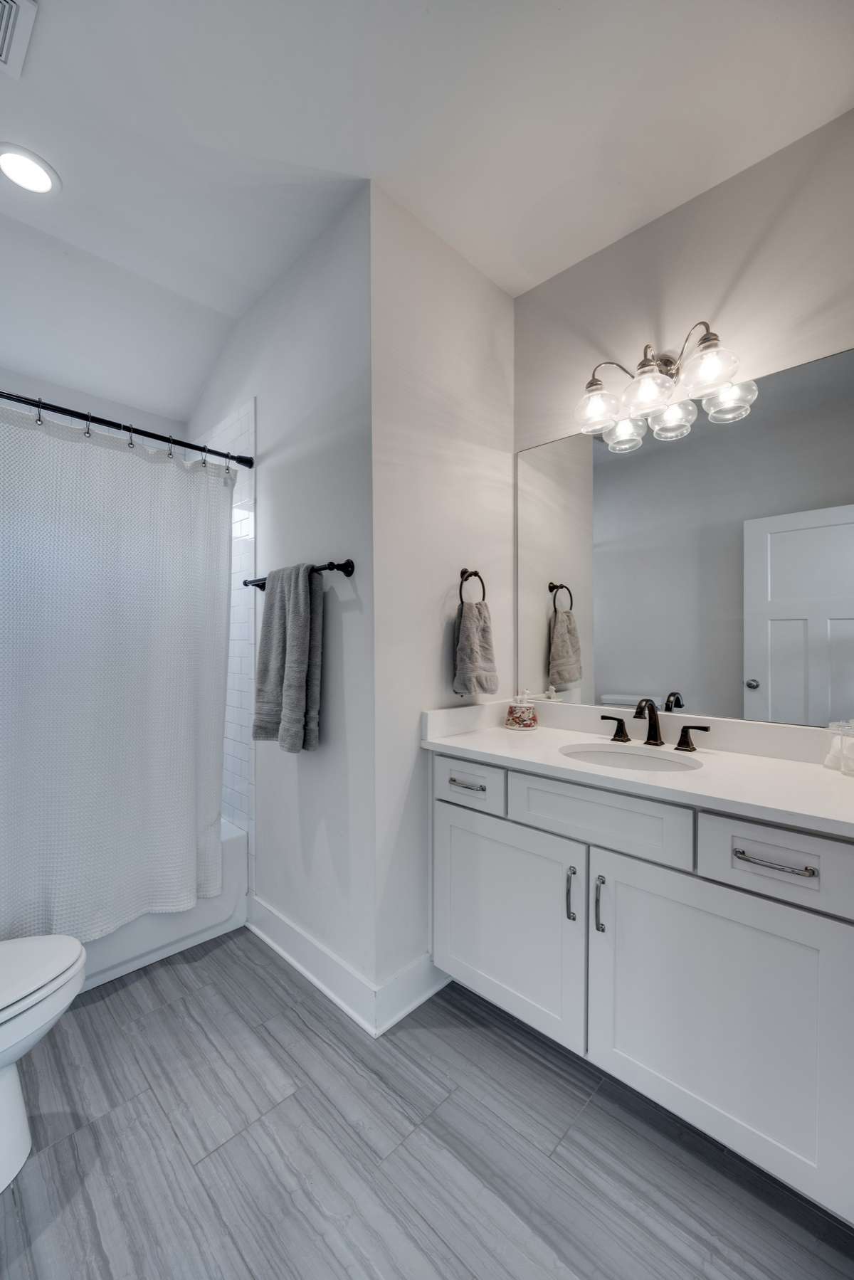 Secondary Bathroom with Tub/ Shower combo.