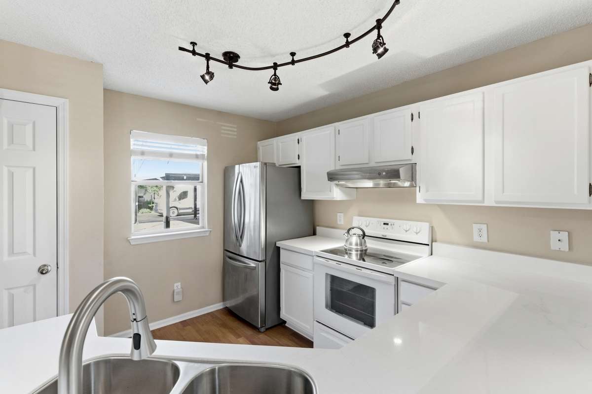 Yes the kitchen is equipped with a pantry!