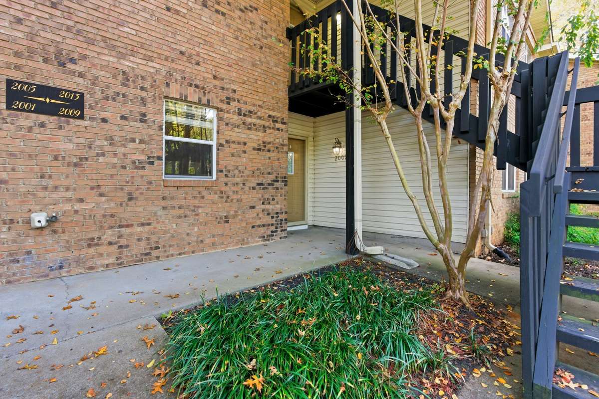 Imagine the convenient of not having to climb stairs with your groceries, enjoy the convenience of this one-story Condominium, on the first level.