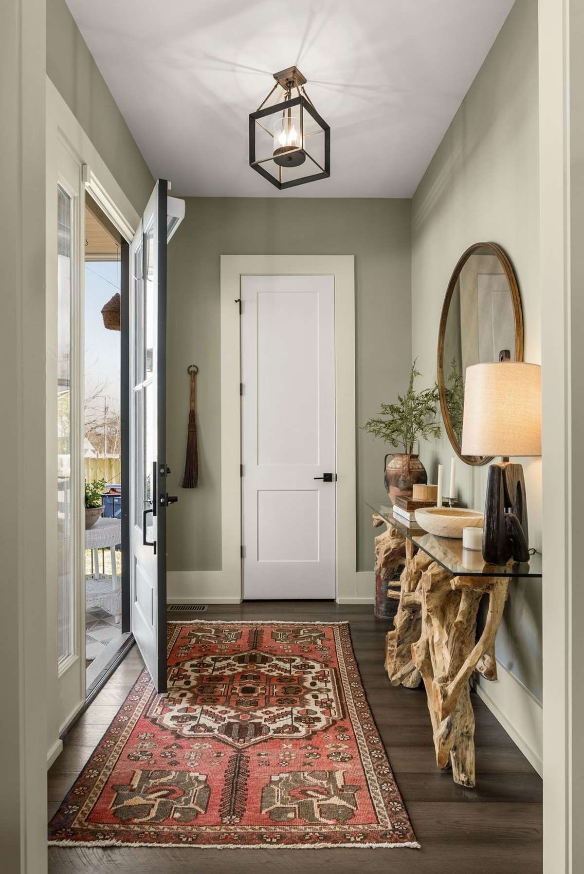 An entry that makes every arrival feel intentional—layered textures, warm tones, and curated details create a welcoming transition from the outside world to the comfort within.