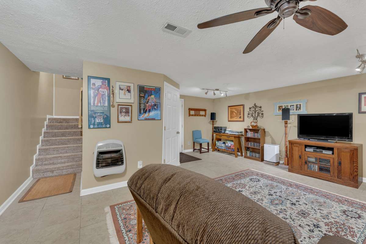 Notice the gas wall heater to supplement the central HVAC system.  The seller rarely used this source of heat.