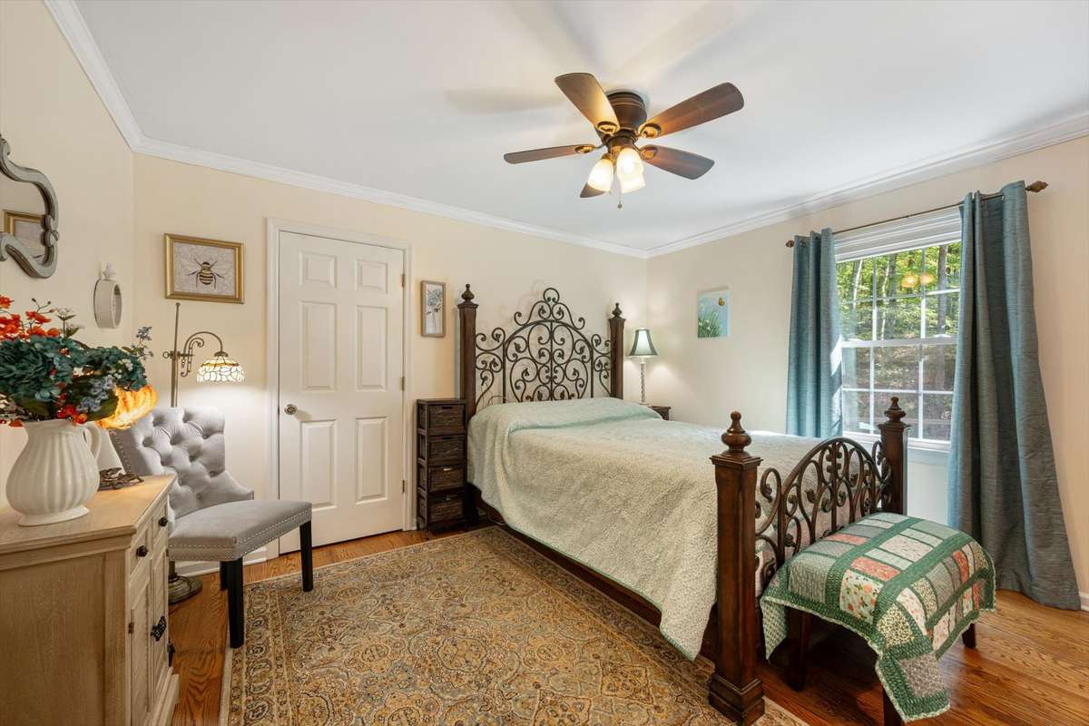 Primary Bedroom w large walk-in closet