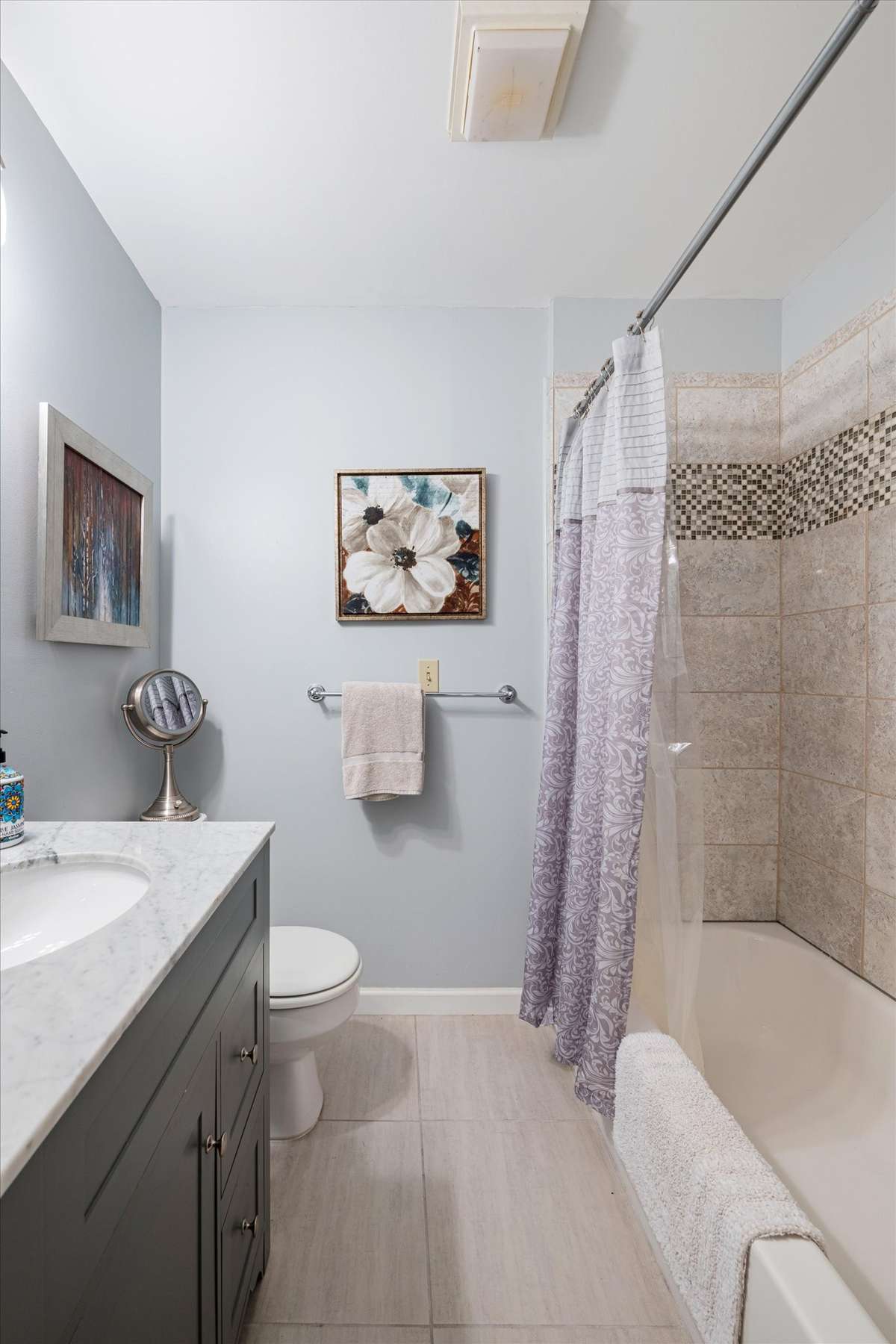 Full Bathroom off Bonus Room (guest suite)