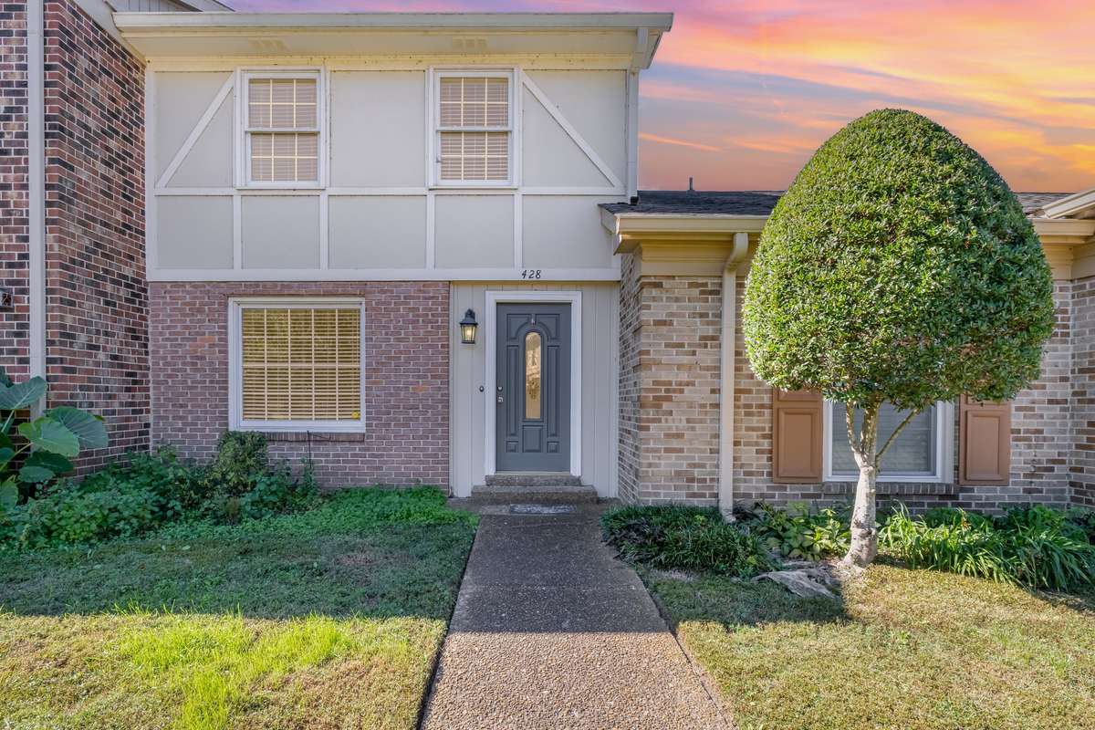 Welcome to 428 Plantation Ct in River Plantation.  This front door walks out to green space.
