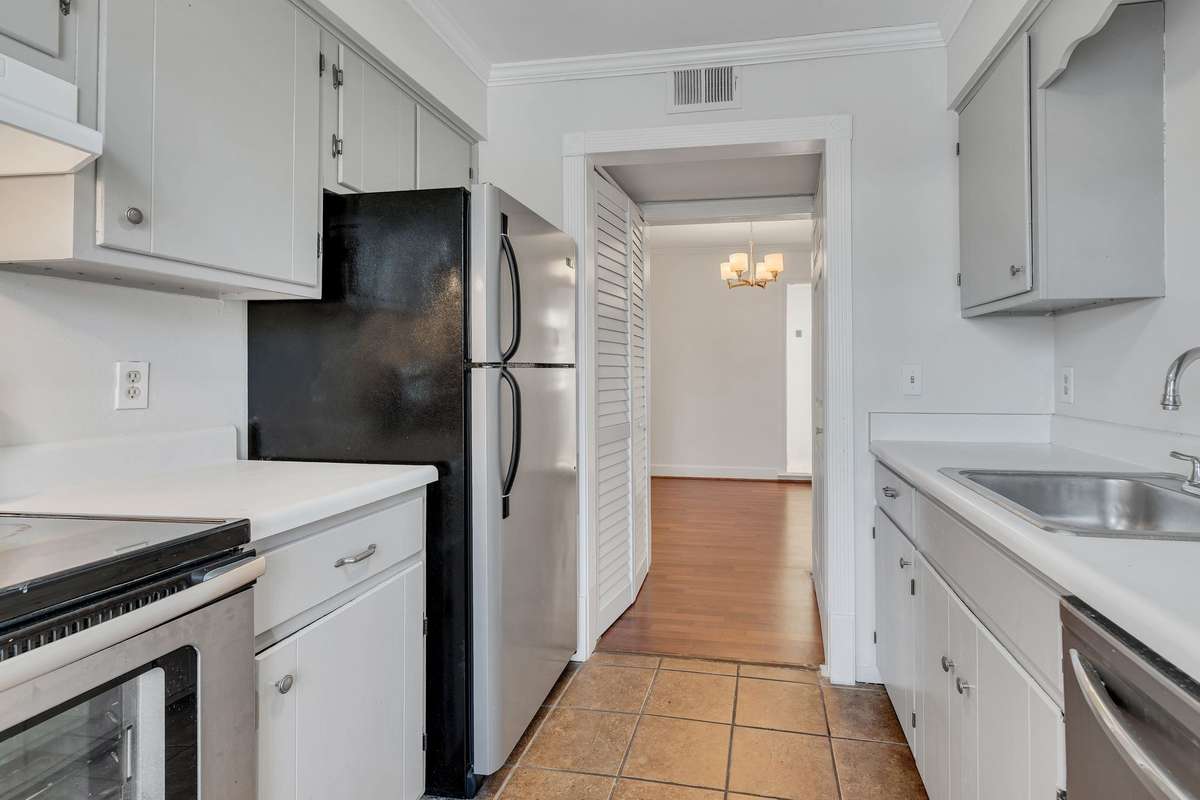 Great cabinet space and stainless steel appliances