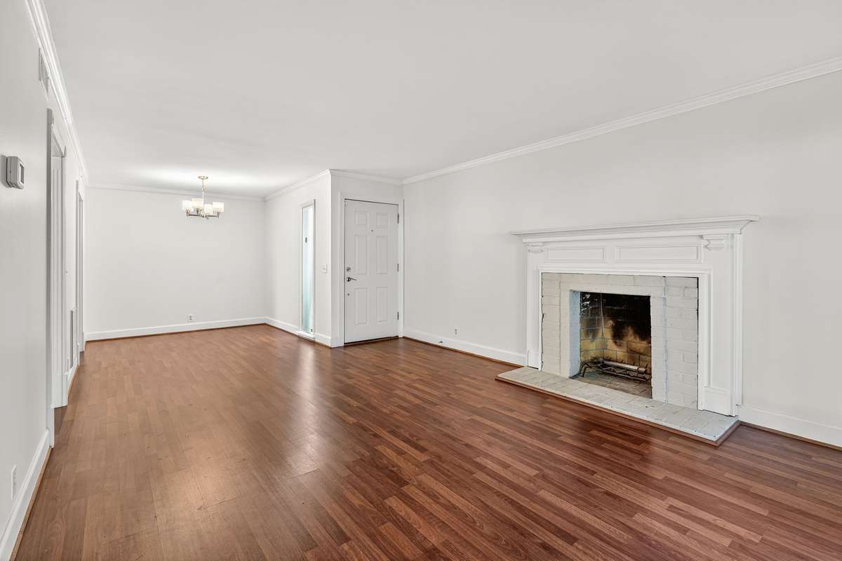 Move in ready in the heart of Green Hills!  WALKABILITY!! Whole Foods, YMCA, Green Hills Mall.