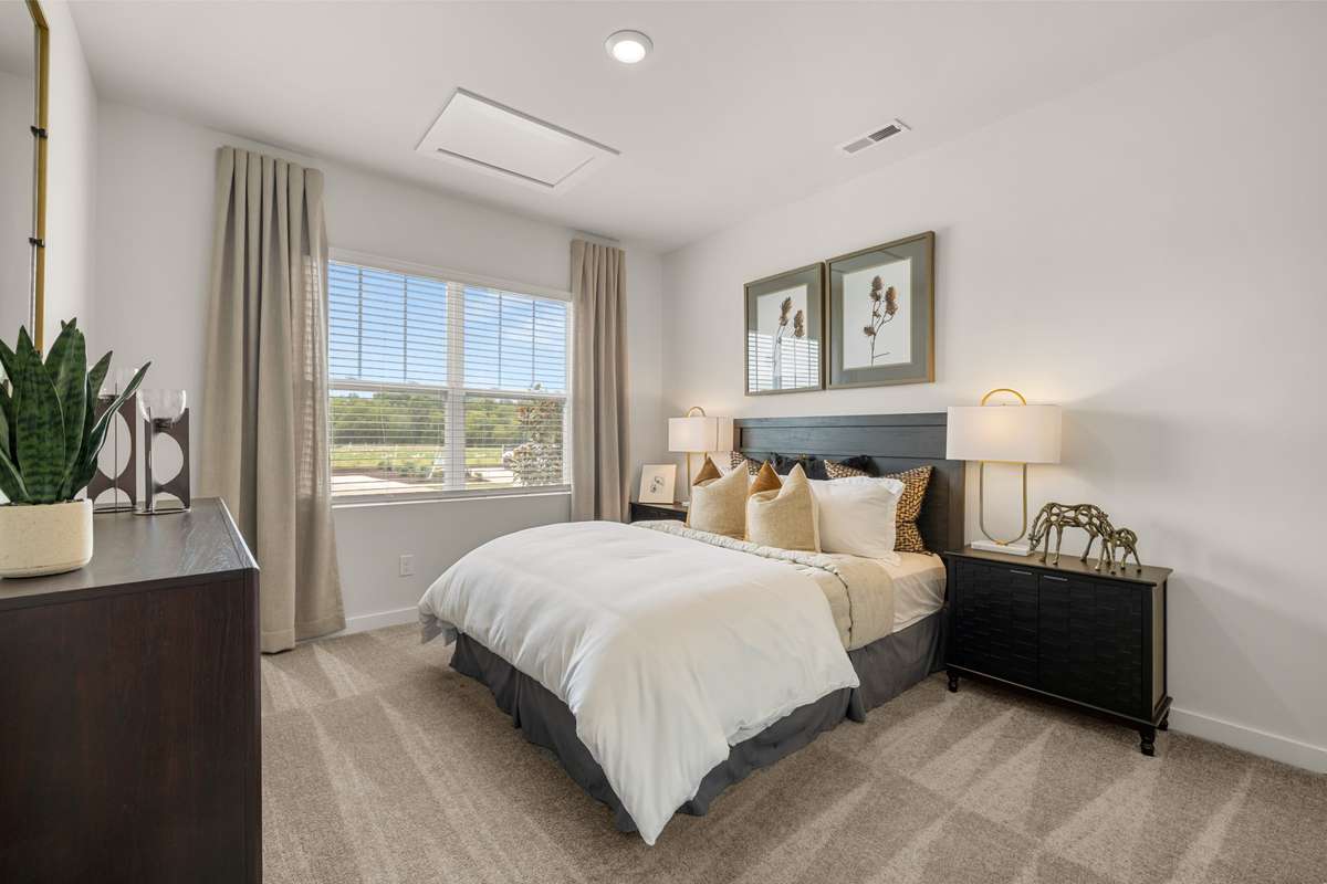 Downstairs guest suite with en suite bathroom