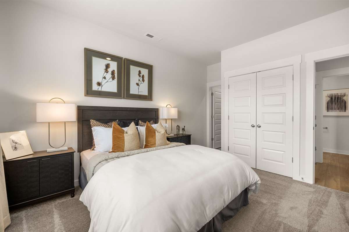 Downstairs guest suite with en suite bathroom