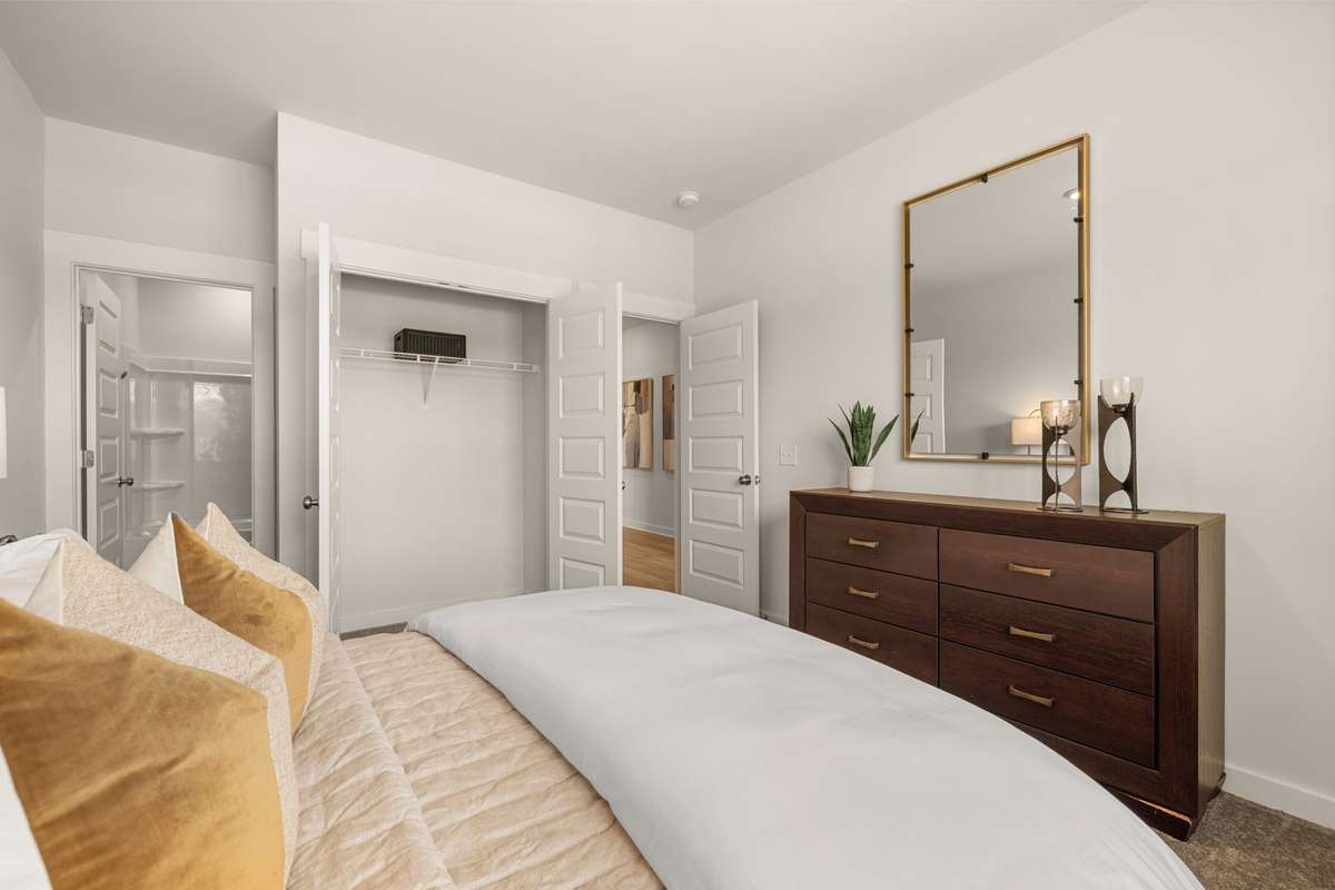 Downstairs guest suite with en suite bathroom