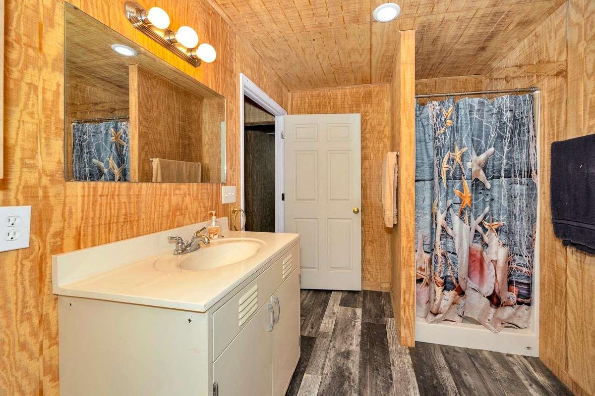 3/4 Bath- Vinyl flooring, Washer/dryer hookups