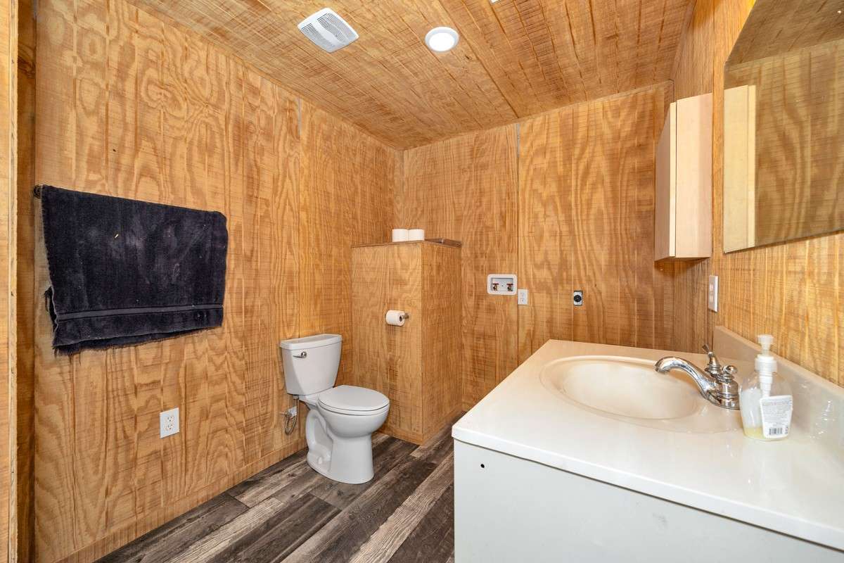 3/4 Bath- Vinyl flooring, Washer/dryer hookups