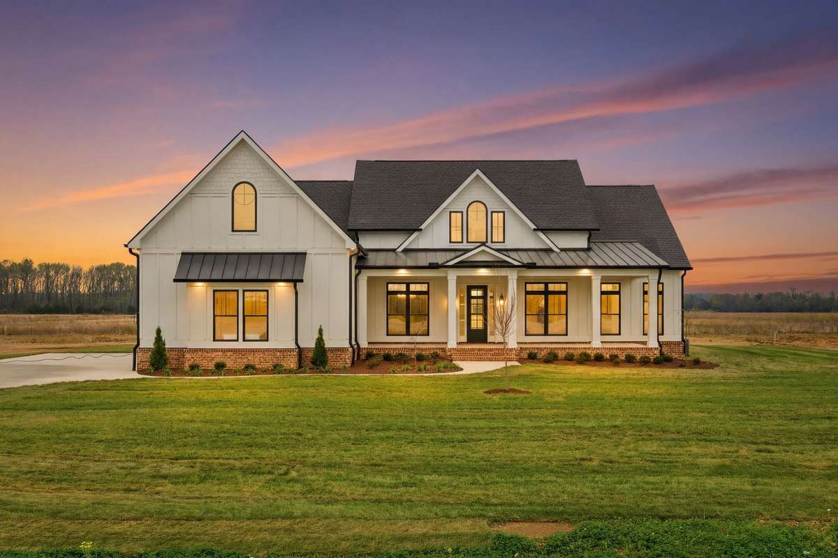 BEAUTIFUL SOUTHERN HOME WITH NO NEIGHBORS BEHIND YOU
