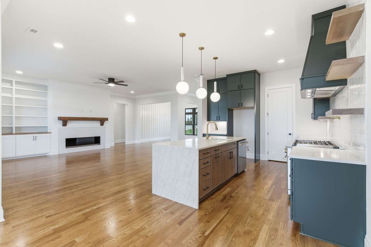 KITCHEN WITH VERY HIGH END FINISHES