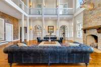 HARDWOOD FLOORLING THROUGHTOUT.