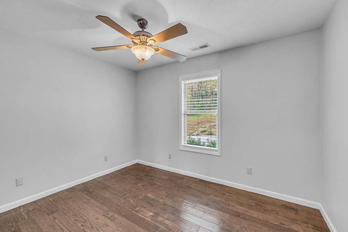 Secondary bedroom