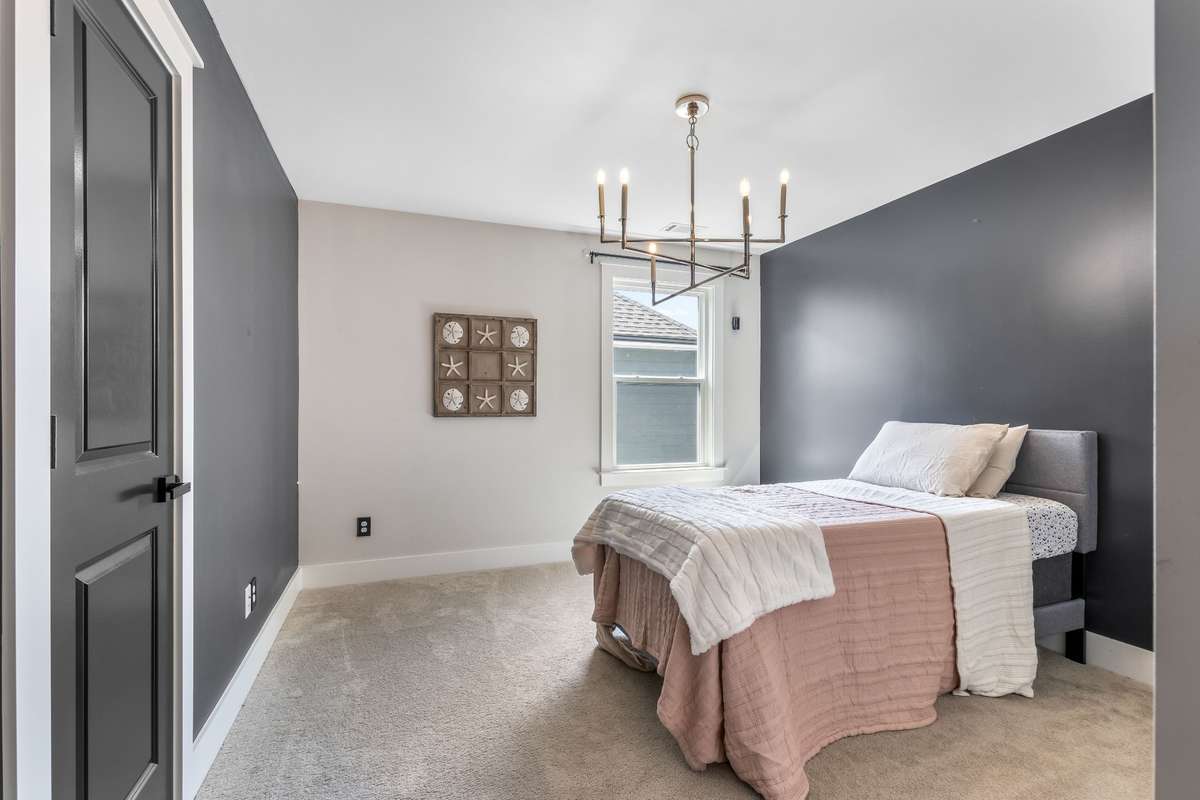 Secondary bedroom with access to the bathroom and a deep closet.