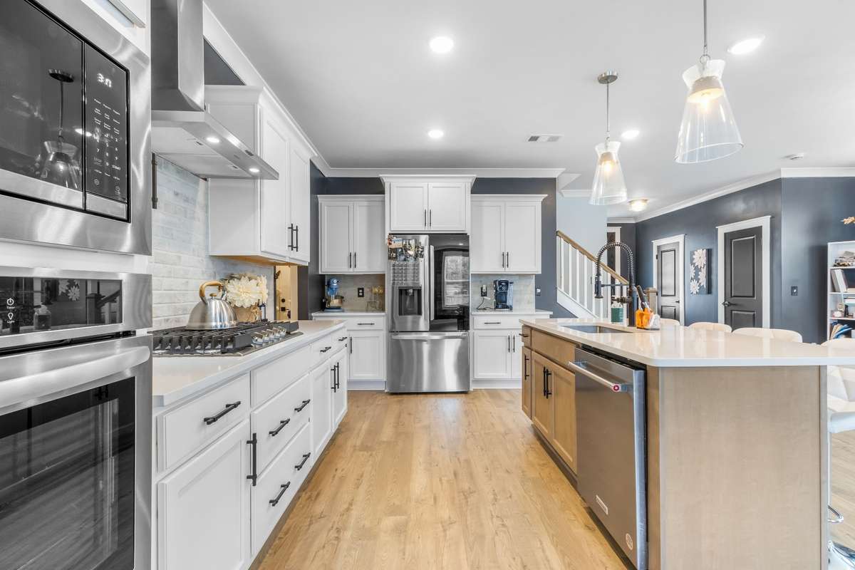 Sleek and stylish this IS the showstopper that you have been looking for. 
All stainless appliances will remain..