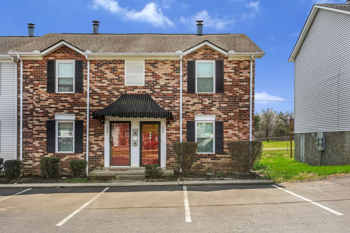 Welcome home to this Hendersonville townhome, just a short walk from Old Hickory Lake.
