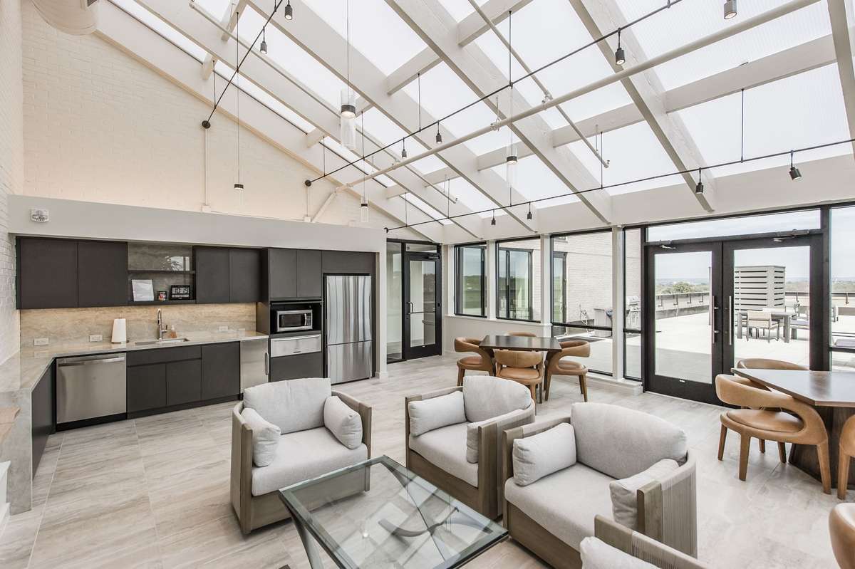 Solarium Party Room with Guest 1/2 Bath.  Enjoy this Party Room which has a Dishwasher, Ice Machine and much more!
