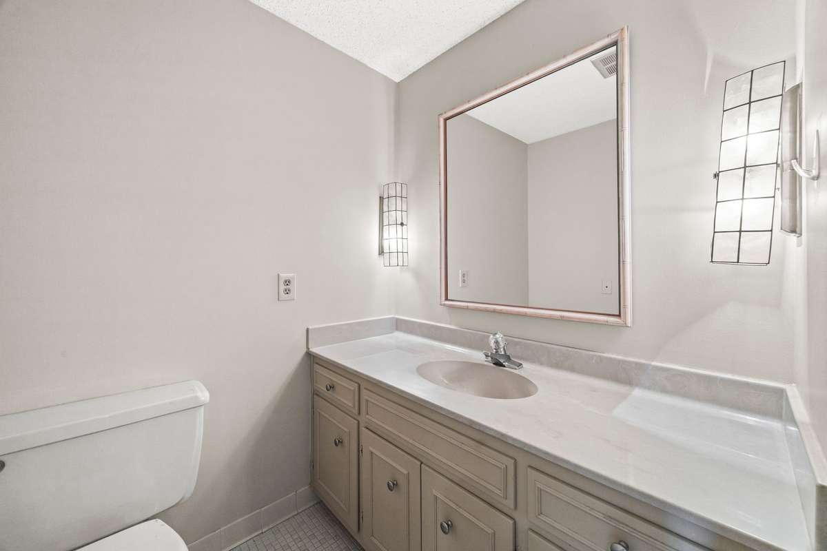 Large 1/2 Bath!