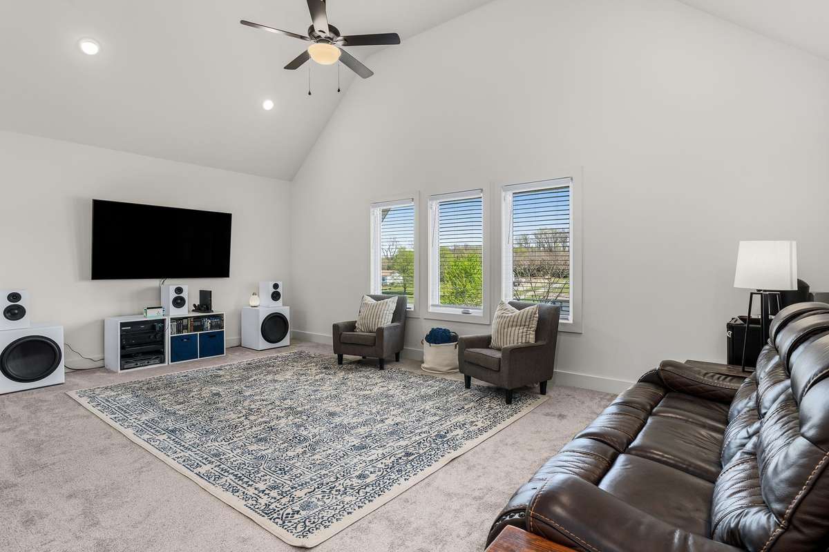 *BONUS ROOM WITH VAULTED CEILING* BONUS ROOM TV CAN REMAIN*