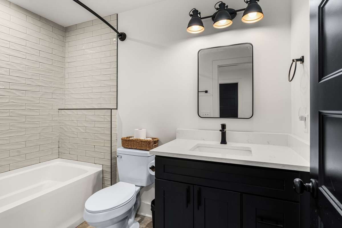 *FULL BATHROOM 2 ON THE 2ND FLOOR* TILE SHOWER*