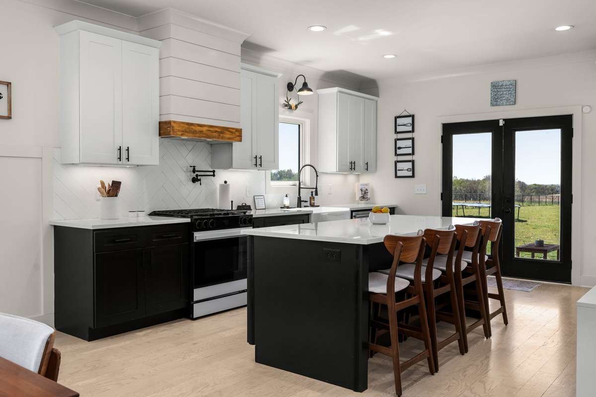 *LARGE KITCHEN ISLAND WITH QUARTZ COUNTERTOPS & EXTRA SEATING* GORGEOUS SUNSET VIEWS FROM THE BACK DOOR*