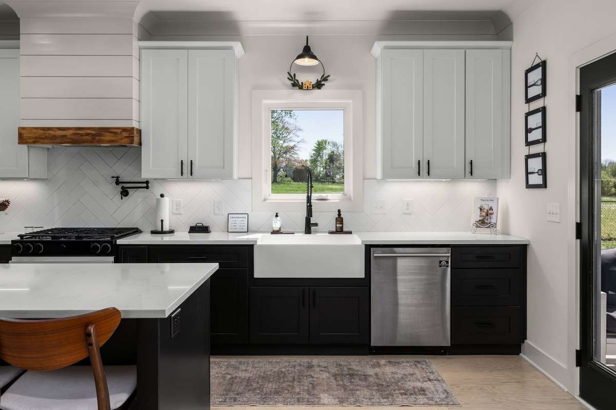 *FARMHOUSE SINK* POT FILLER ABOVE THE GAS RANGE* NO DETAIL MISSED!!*