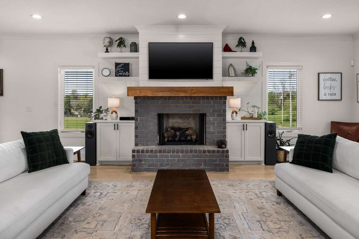 *SAMSUNG FRAME TV CAN REMAIN* BUILT IN SHELVING AND CABINETS*