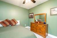 also has a ceiling fan!