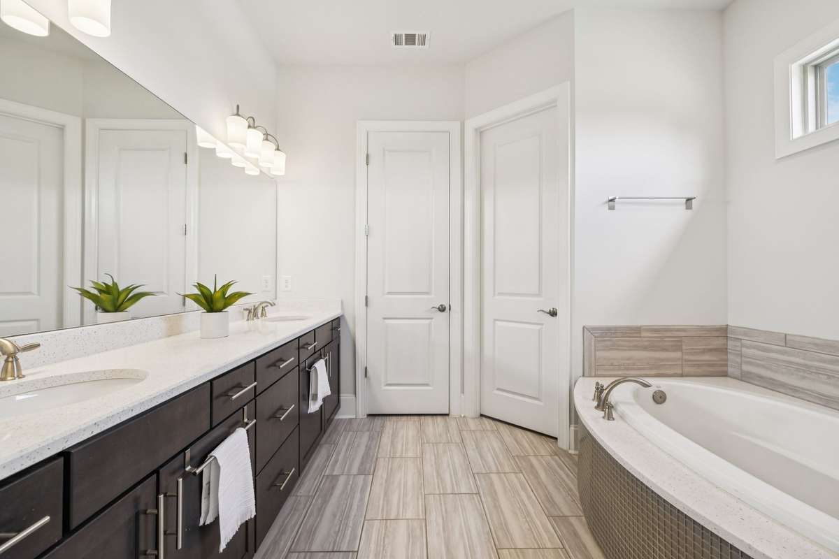 Master en suite with garden tub and walk in shower
