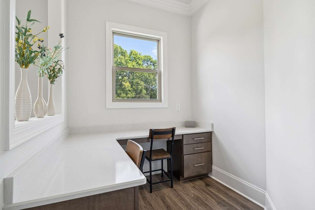 Extra space set up as a convenient offica space but can be transformed into a bar area.