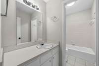 Upstairs Full Bathroom