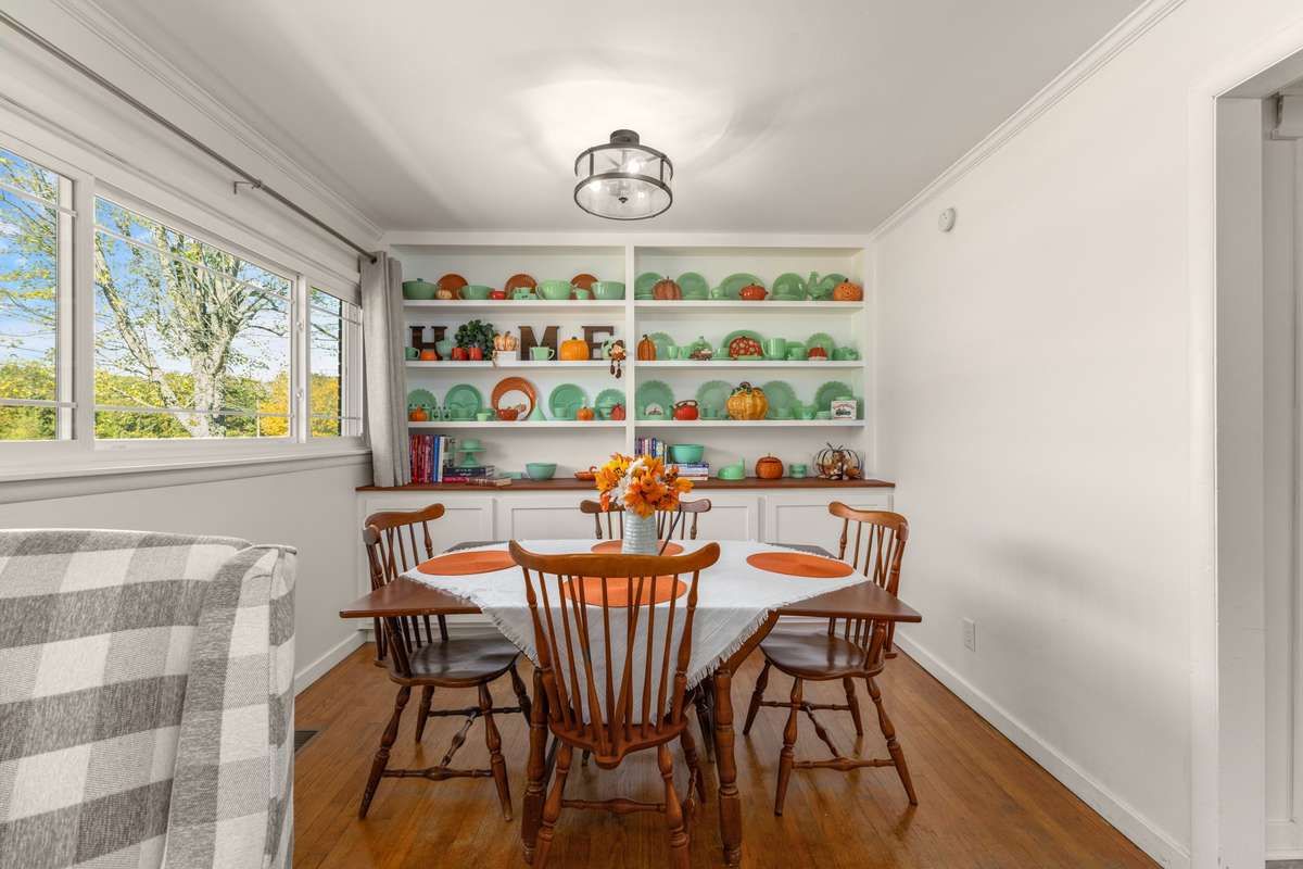 Built-ins in the dining room.