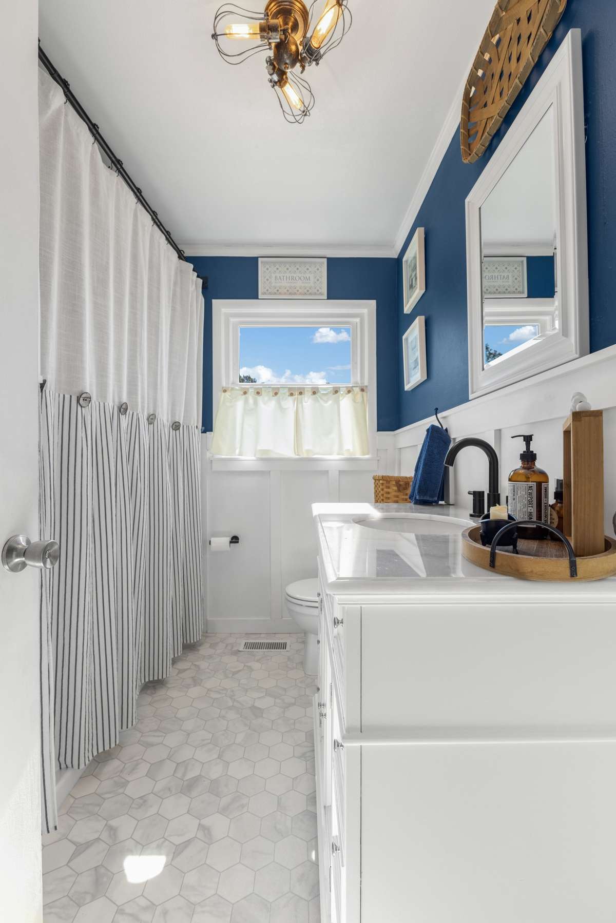 Main bathroom,  tub/shower combo