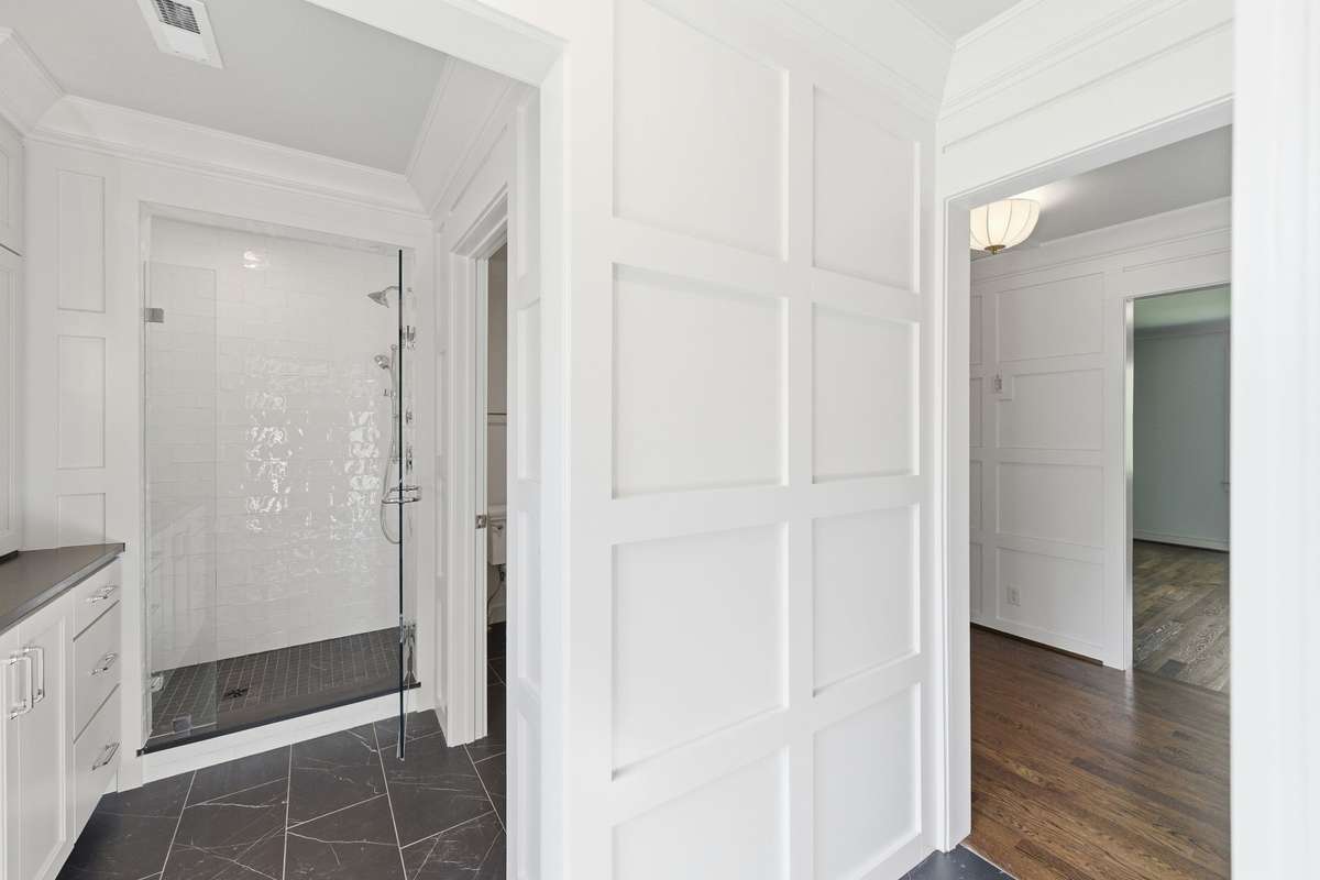 UPSTAIRS BATHBEDROOM #3 WALK IN SHOWER