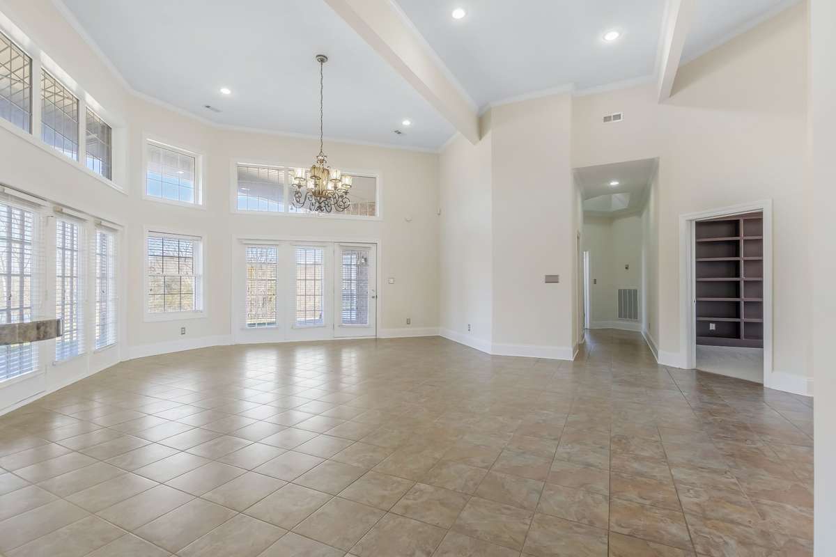 The main home offers soaring ceilings, neutral paint throughout, an abundance of windows and brand new plush carpet in each of the bedrooms... shall we take a look around?