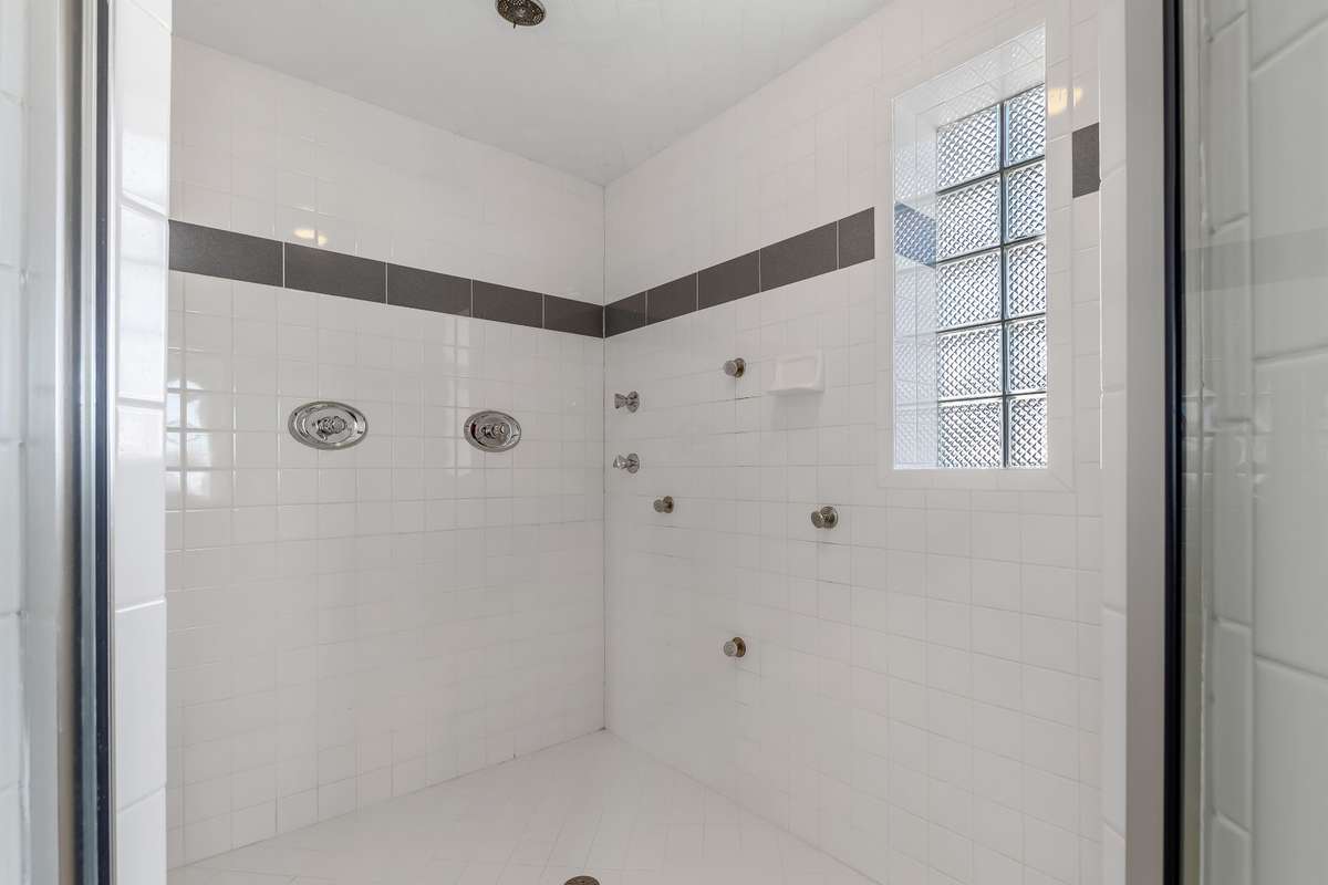 Swedish shower offered in the master bathroom... ahhh refreshing! Now that is truly spa-like!