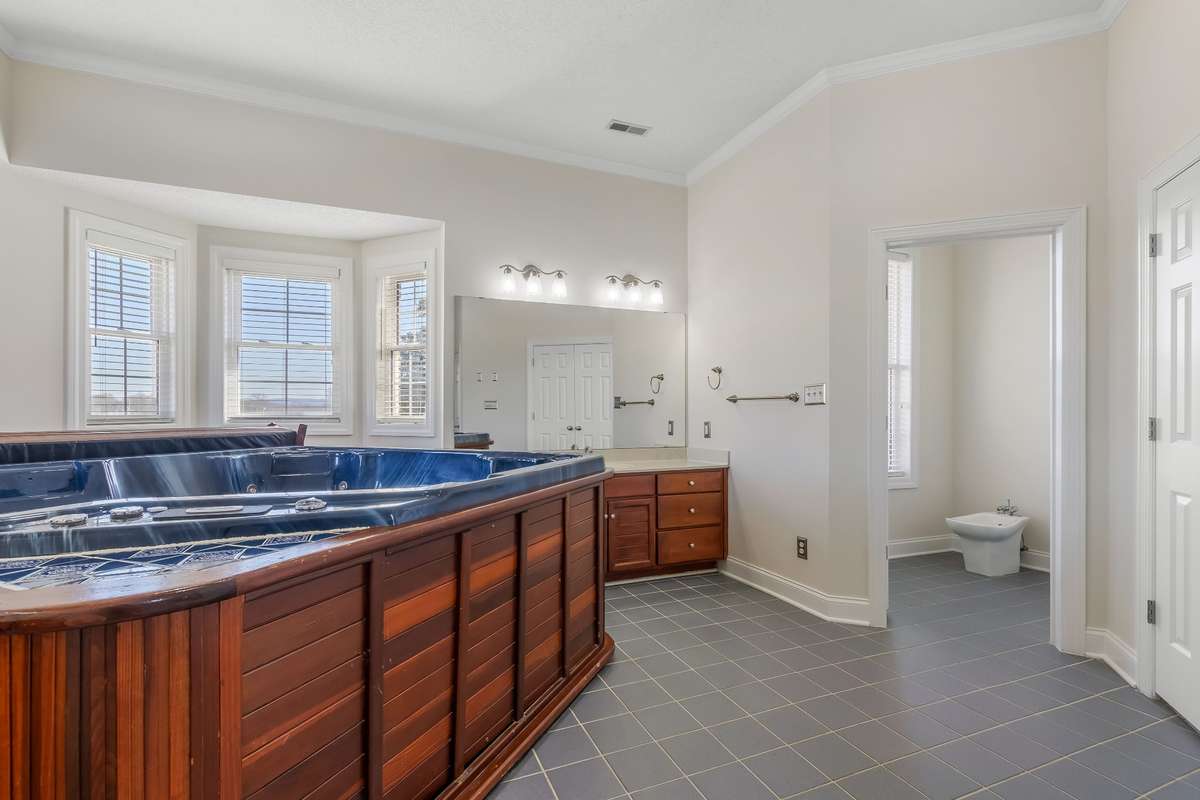 The water closet offer a standard and a separate bidet.